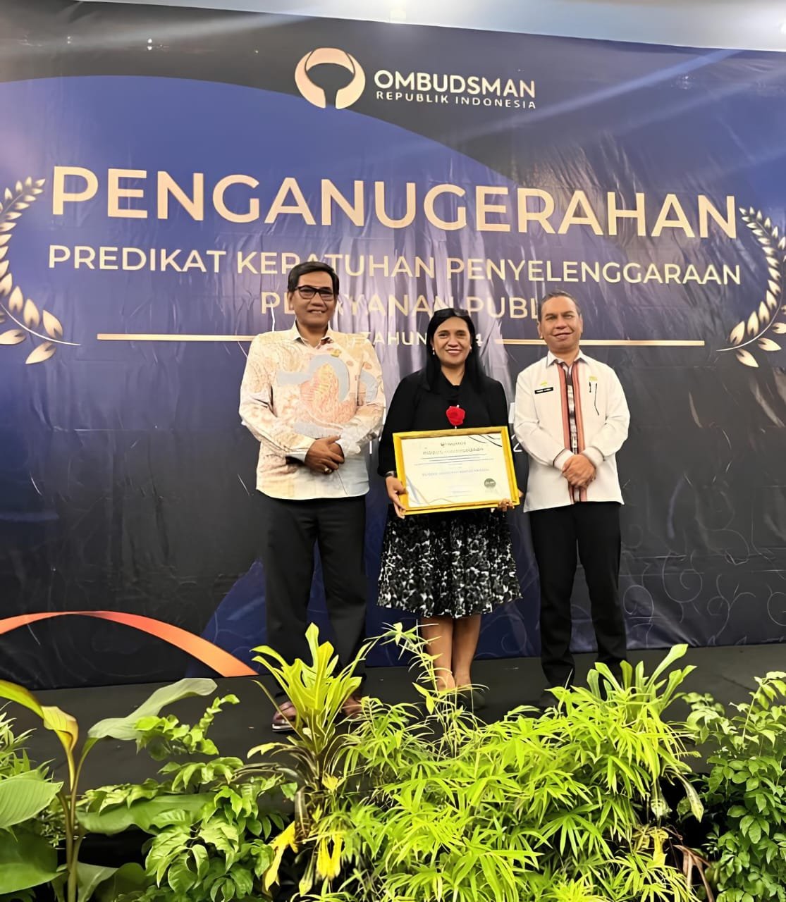 Piagam Penghargaan Kualitas Tinggi dari Ombudsman RI di Raih RSUD dr. M. Haulussy Ambon